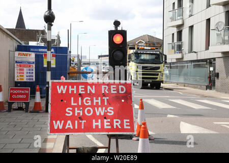 Semafori provvisori sulla strada di Hartmann a Newham, East London, Regno Unito Foto Stock