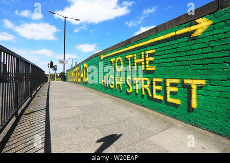 Segno per Plumstead High Street, accanto alla stazione, nel Royal Borough of Greenwich, in SE LONDRA, REGNO UNITO Foto Stock