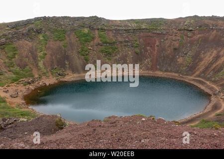 Il Cratere Kerid, un cratere vulcanico lago situato in Grímsnes area nel sud dell'Islanda, lungo il Cerchio Dorato. Foto Stock