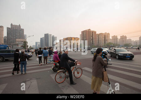 Ore di punta sulla strada Dawang e Guang qu'intersezione stradale - Pechino, Cina Foto Stock