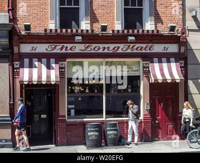 La sala lunga pub in South Great Georges Street.uno dell'Irlanda più antico pub è in grado di tracciare la sua storia dal 1766. Foto Stock