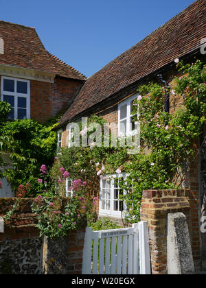 Casa di villaggio con rose, sul percorso Ridgeway, South Stoke, Oxfordshire, Inghilterra, Regno Unito, GB. Foto Stock