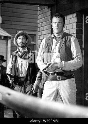 GUNSMOKE CBS serie TV 1955-75) con Ken Curtis a sinistra e James Arness Foto Stock