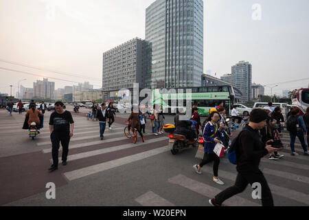 Ore di punta sulla strada Dawang e Guang qu'intersezione stradale - Pechino, Cina Foto Stock