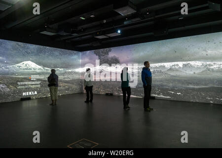 I visitatori sono coinvolti con la Hekla display interattivo all'interno del centro di lava, Hvolsvöllur, Islanda. Foto Stock