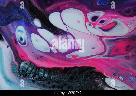 Sfondo di acrilico astratto versare la pittura con miscelazione e il fluire di colori. Foto Stock