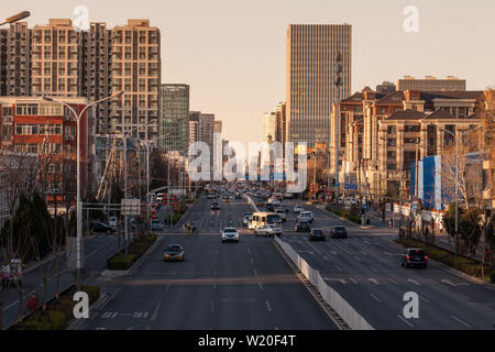 Strada Dawang vista durante una molto pulito e giornata di sole, Pechino, Cina Foto Stock