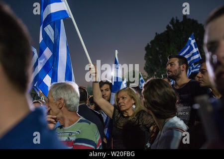 Atene, Grecia. 04 Luglio, 2019. I sostenitori del conservatore partito di opposizione Nea Dimokratia in una campagna elettorale evento. Grecia terrà presto elezioni parlamentari del 07 luglio. Credit: Socrates Baltagiannis/dpa/Alamy Live News Foto Stock