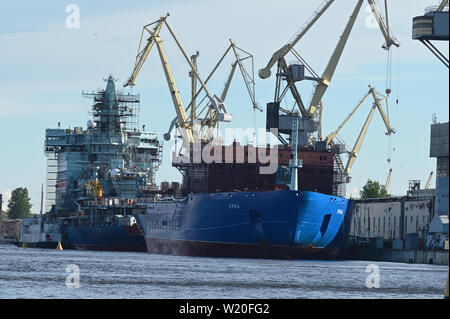 Energia nucleare Ural rompighiaccio in costruzione presso il cantiere navale del Baltico a San Pietroburgo, Russia Foto Stock