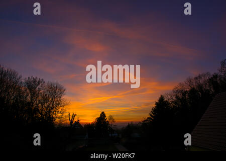 Sunset contro una sagoma scura. Foto Stock