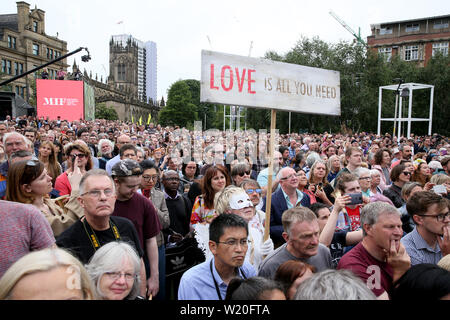 Manchester, Regno Unito, 4 luglio, 2019.Yoko Ono ha invitato la popolazione di Manchester per raccogliere e inviare un messaggio di pace per il mondo. Un video con Yoko Ono ha giocato fuori alla folla nei giardini con centinaia di persone che prendono parte e di suonare le campane per la pace.Cattedrale giardini, Manchester, UK. Credito: Barbara Cook/Alamy Live News Foto Stock