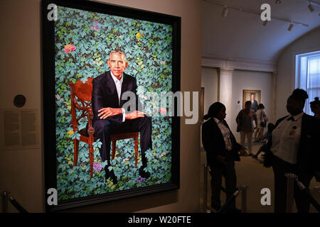 Visitatori guarda un dipinto del Presidente Barack Obama per artista Kehinde Wiley alla National Portrait Gallery di Washington, D.C. Foto Stock