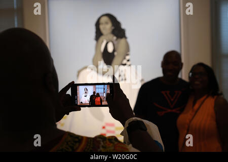 Visitatori guarda un dipinto della First Lady Michelle Obama per artista Amy Sherald alla National Portrait Gallery di Washington, D.C.