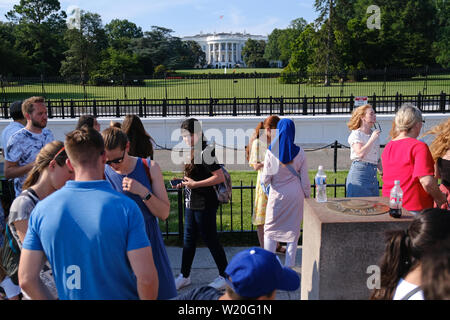 I visitatori si radunano davanti alla Casa Bianca sull'ellisse a Washington D.C. Foto Stock