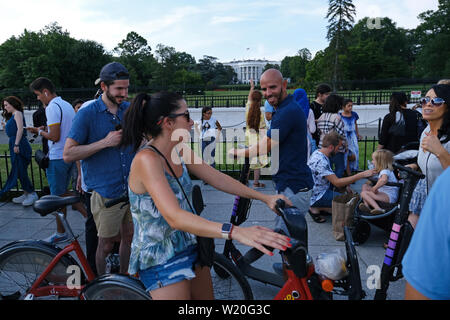 I visitatori si radunano davanti alla Casa Bianca sull'ellisse a Washington D.C. Foto Stock