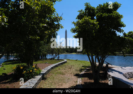 Il Monumento di Washington è visto dalla costituzione di giardini in Washington, D.C. Foto Stock