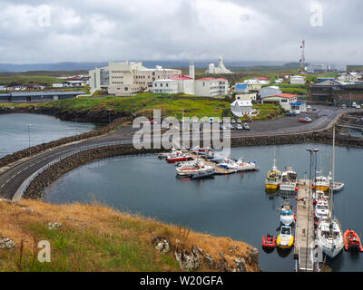 Vista su barche nel porto e la Causeway a Stykkisholmur sulla penisola Snaefellsnes, Islanda Foto Stock