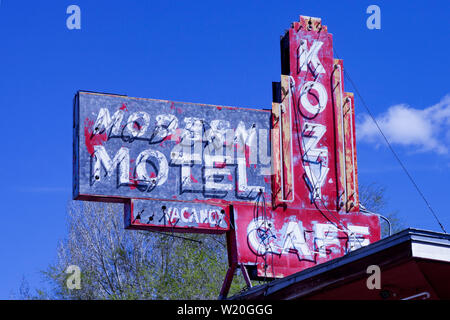 Weatherd segno della Kozy Café e motel in Echo, Utah. La città di Echo è stato ancora una volta un punto di giunzione sulla Lincoln Highway per viaggiatori in direzione ovest t Foto Stock