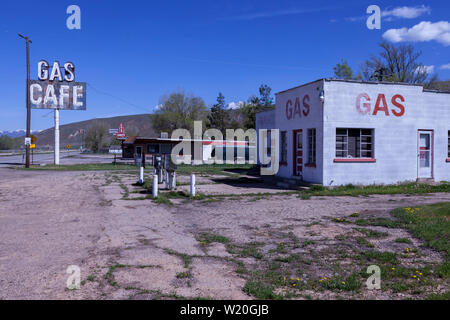 Frank eco della stazione di servizio e la strada principale che attraversa la città in Echo, Utah. La città di Echo è stato ancora una volta un punto di giunzione sulla Lincoln Highway per trave Foto Stock