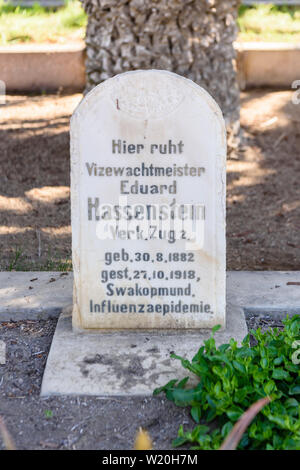 Il tedesco scritta sulla pietra tombale di un uomo che è morto durante il 1918 Inflluenza spagnolo epidemia pandemia Foto Stock