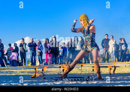 Fire Dancer performance art, Garry Point Park, Richmond, British Columbia, Canada. Foto Stock