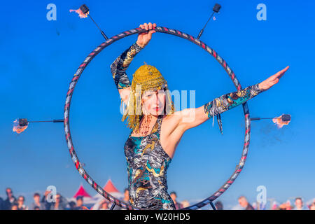 Fire Dancer performance art, Garry Point Park, Richmond, British Columbia, Canada. Foto Stock