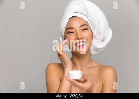 Bella donna asiatica bellezza ritratti. Ragazza cinese in piedi di fronte allo specchio e di prendersi cura del suo sguardo. studio di bellezza scatti Foto Stock