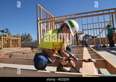 I volontari a costruire case per l'Habitat per l'umanità, Tucson, Arizona, Stati Uniti. Foto Stock