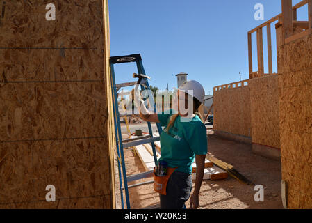 Un potenziale proprietario lavora al Amphi sito in costruzione per l'Habitat per l'umanità, Tucson, Arizona, Stati Uniti. Foto Stock