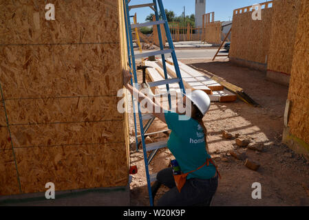 Un potenziale proprietario lavora al Amphi sito in costruzione per l'Habitat per l'umanità, Tucson, Arizona, Stati Uniti. Foto Stock