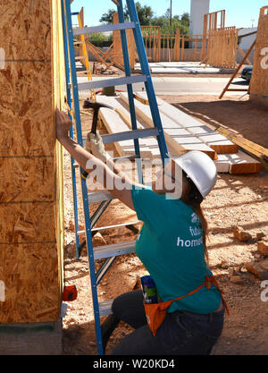 Un potenziale proprietario lavora al Amphi sito in costruzione per l'Habitat per l'umanità, Tucson, Arizona, Stati Uniti. Foto Stock