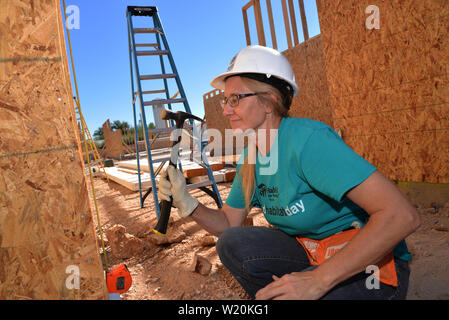 Un potenziale proprietario lavora al Amphi sito in costruzione per l'Habitat per l'umanità, Tucson, Arizona, Stati Uniti. Foto Stock