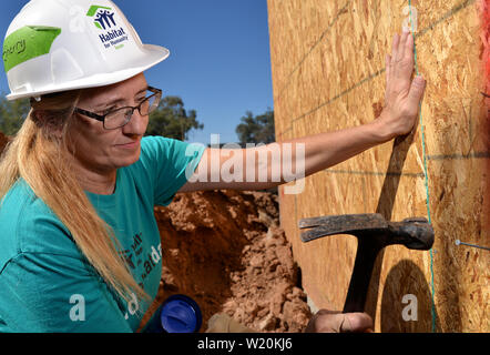 Un potenziale proprietario lavora al Amphi sito in costruzione per l'Habitat per l'umanità, Tucson, Arizona, Stati Uniti. Foto Stock