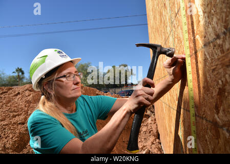 Un potenziale proprietario lavora al Amphi sito in costruzione per l'Habitat per l'umanità, Tucson, Arizona, Stati Uniti. Foto Stock