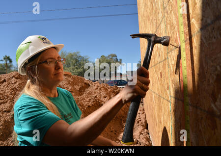 Un potenziale proprietario lavora al Amphi sito in costruzione per l'Habitat per l'umanità, Tucson, Arizona, Stati Uniti. Foto Stock