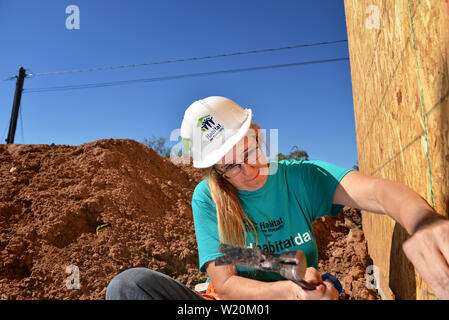 Un potenziale proprietario lavora al Amphi sito in costruzione per l'Habitat per l'umanità, Tucson, Arizona, Stati Uniti. Foto Stock