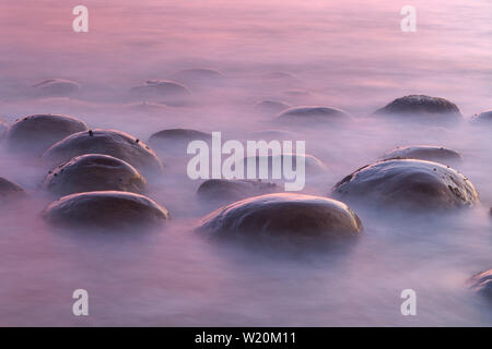 Twilight lavare su concrezioni sommersa, palla da bowling Beach, Mendocino County, California, Stati Uniti d'America Foto Stock