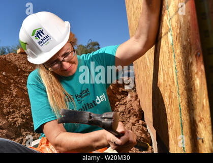 Un potenziale proprietario lavora al Amphi sito in costruzione per l'Habitat per l'umanità, Tucson, Arizona, Stati Uniti. Foto Stock