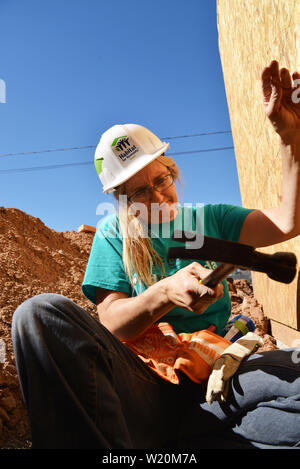 Un potenziale proprietario lavora al Amphi sito in costruzione per l'Habitat per l'umanità, Tucson, Arizona, Stati Uniti. Foto Stock