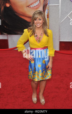 LOS ANGELES, CA. 02 aprile 2009: Shawn Johnson presso la prima mondiale di "Hannah Montana il film' al El Capitan Theater di Hollywood. © 2009 Paul Smith / Featureflash Foto Stock