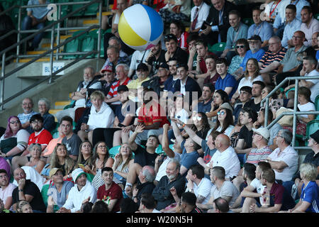 Cardiff, Regno Unito. 04 Luglio, 2019. ventole in mezzo alla folla giocare con una grande palla spiaggia.UEFA Europa League preliminari di turno di qualificazione corrispondono, seconda gamba, Cardiff Metropolitan University (Galles) v FC Progres Niederkorn (Lussemburgo) a Cardiff International Sports campus Stadium di Cardiff, Galles del Sud giovedì 4 luglio 2019. Editoriale solo utilizzo. pic da Andrew Orchard/Andrew Orchard fotografia sportiva/Alamy Live News Credito: Andrew Orchard fotografia sportiva/Alamy Live News Foto Stock