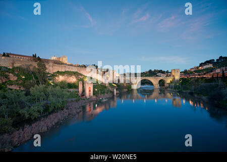 La città di Toledo nella notte. Paesaggio di Toledo, patrimonio mondiale dell UNESCO. Edificio storico vicino a Madrid, Spagna. Foto Stock