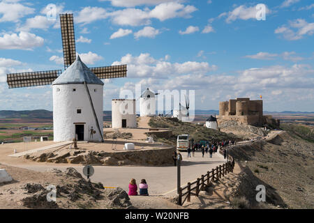 Mulini a vento con castello, Consuegra, Castilla la Mancha, in Spagna Foto Stock