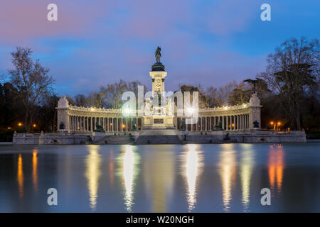 Paesaggio urbano di notte con luci al Memorial nella città di Retiro park, Madrid, Spagna. Foto Stock