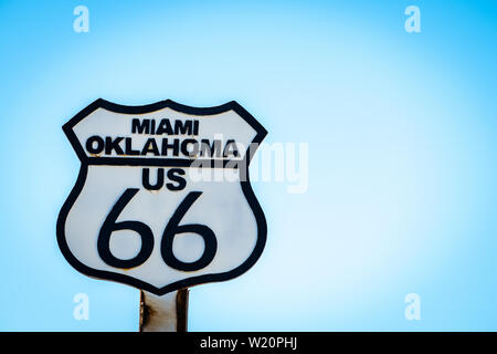 Bianco e nero segno sulla US Route 66 a Miami in Oklahoma Foto Stock