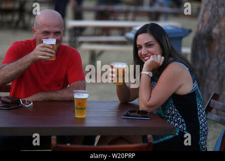 Beirut, Libano. 4 Luglio, 2019. Le persone godono di birra al Beirut International Beer Evento (BIBE) a Beirut, Libano, 4 luglio 2019. La manifestazione si svolge qui dal 4 luglio al 6 con la partecipazione di più di 50 locali e produttori internazionali. Credito: Bilal Jawich/Xinhua/Alamy Live News Foto Stock