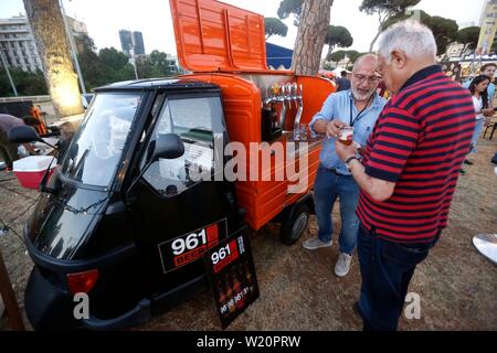 Beirut, Libano. 4 Luglio, 2019. Un visitatore cerca un bicchiere di birra al Beirut International Beer Evento (BIBE) a Beirut, Libano, 4 luglio 2019. La manifestazione si svolge qui dal 4 luglio al 6 con la partecipazione di più di 50 locali e produttori internazionali. Credito: Bilal Jawich/Xinhua/Alamy Live News Foto Stock