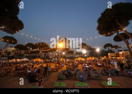 Beirut, Libano. 4 Luglio, 2019. Le persone godono di birra al Beirut International Beer Evento (BIBE) a Beirut, Libano, 4 luglio 2019. La manifestazione si svolge qui dal 4 luglio al 6 con la partecipazione di più di 50 locali e produttori internazionali. Credito: Bilal Jawich/Xinhua/Alamy Live News Foto Stock