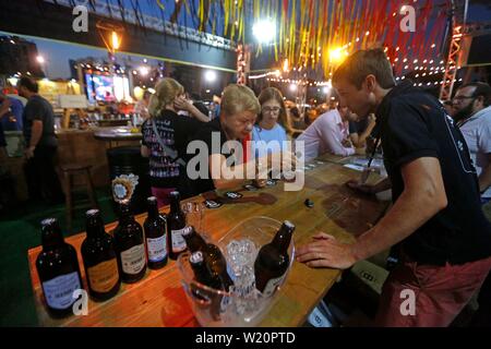 Beirut, Libano. 4 Luglio, 2019. Le persone che frequentano il Beirut International Beer Evento (BIBE) a Beirut, Libano, 4 luglio 2019. La manifestazione si svolge qui dal 4 luglio al 6 con la partecipazione di più di 50 locali e produttori internazionali. Credito: Bilal Jawich/Xinhua/Alamy Live News Foto Stock