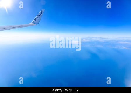 Valencia, Spagna - 8 Marzo 2019: lembi di un aereo Ryanair visto dall'interno durante un volo sopra le nuvole del cielo. Foto Stock